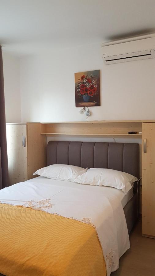 Apartmani Ljerka Малинска Экстерьер фото